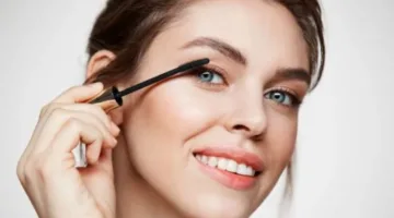 دراسة طبية تنبه من مخاطر الماسكارا المقاومة للماء