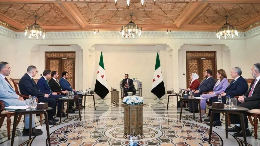 دمشق تؤكد معارضتها للفيدرالية وتحث الأكراد على الانضمام للجيش. دمشق تؤكد معارضتها للفيدرالية وتحث الأكراد على الانضمام للجيش.