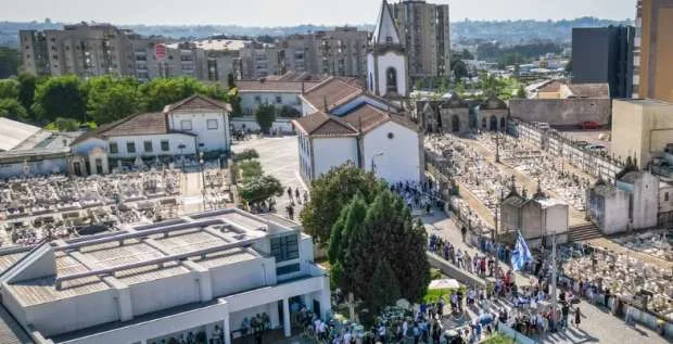 دموع الفراق.. لاعبو ليفربول في جنازة ديوجو جوتا دموع الفراق.. لاعبو ليفربول في جنازة ديوجو جوتا