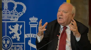 ديبلوماسي أوروبي يعبّر عن استنكار لعدم وجود معايير متساوية في الغرب وينبّه من ردود أفعال الشعب.