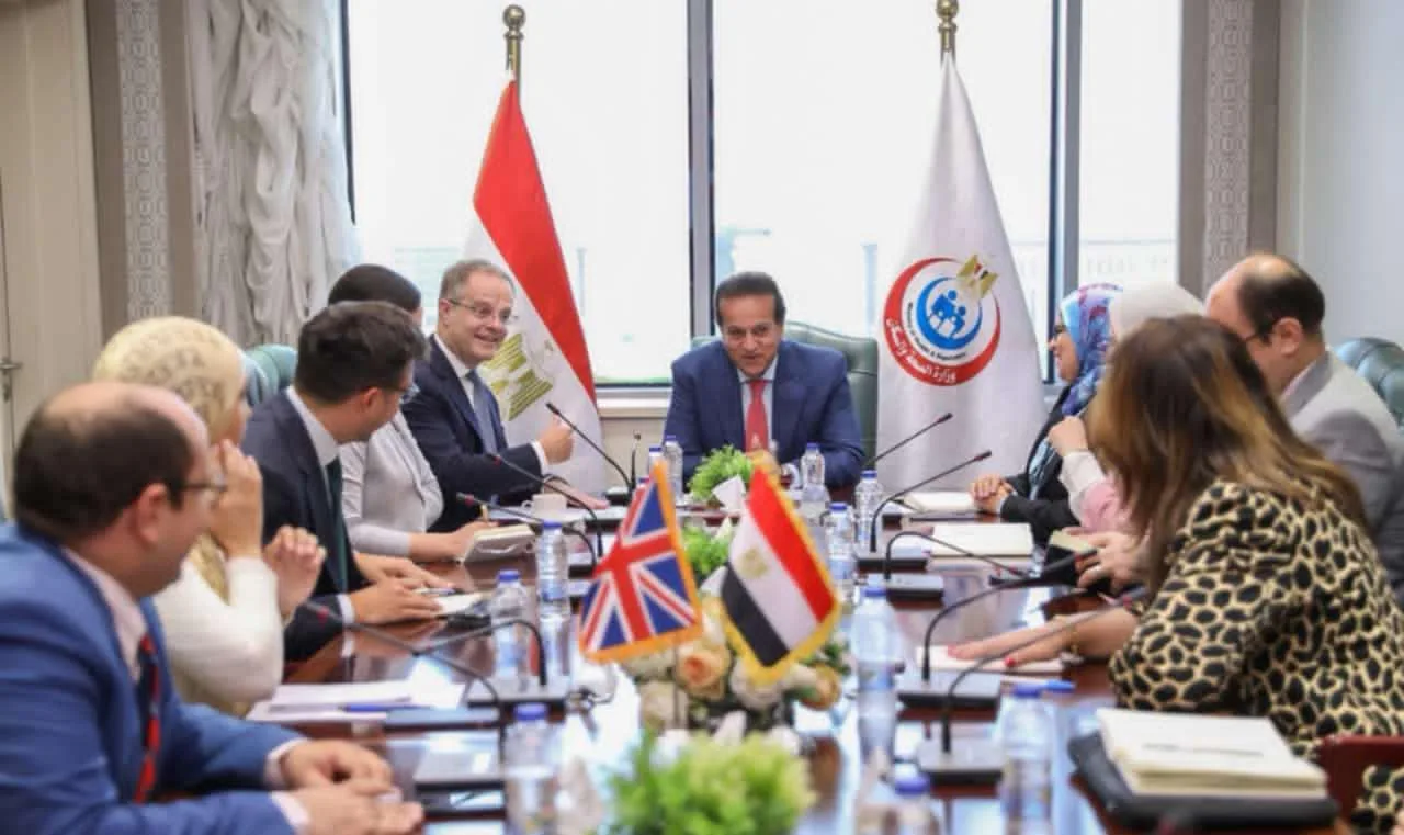 وزير الصحة يناقش مع السفير البريطاني في مصر سبل تعزيز التعاون والاستثمار في المجال الصحي
