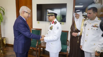 رئيس أركان البحرية يتباحث مع مسؤولين من باكستان حول العلاقات الثنائية