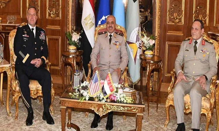 رئيس الأركان يتباحث مع قائد القيادة المركزية الأمريكية حول تعزيز التعاون العسكري.