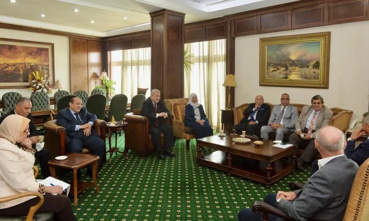 رئيس الهيئة العليا للإعلام يلتقي لجنة تنظيم الأداء الإعلامي الرياضي بتشكيلها الجديد رئيس الهيئة العليا للإعلام يلتقي لجنة تنظيم الأداء الإعلامي الرياضي بتشكيلها الجديد