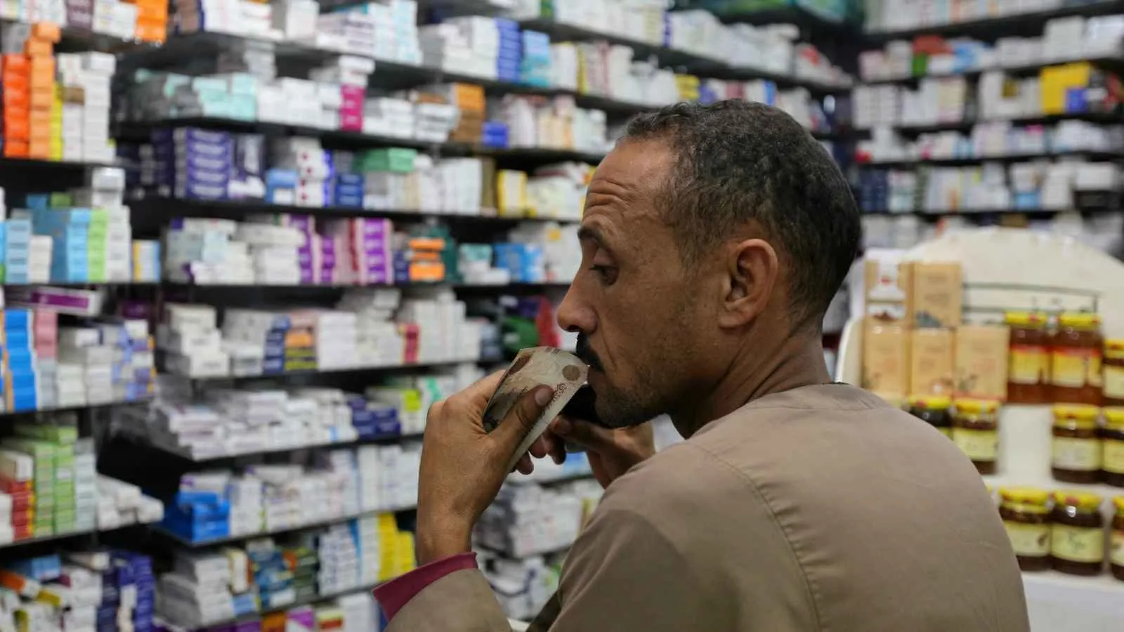 رئيس الهيئة المصرية للدواء يكشف لـ«إرم بزنس» عن استراتيجية لإنتاج خامات الأدوية. رئيس الهيئة المصرية للدواء يكشف لـ«إرم بزنس» عن استراتيجية لإنتاج خامات الأدوية.