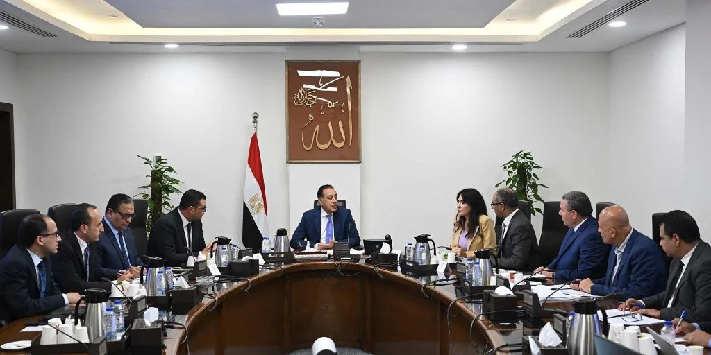 رئيس الوزراء يراقب برنامج تنفيذ محطات تحلية مياه الساحل الشمالي الغربي