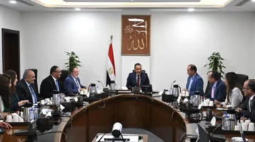رئيس الوزراء يراقب جهود تقليص الدين العام بالنسبة للناتج المحلي بمشاركة محافظ البنك المركزي