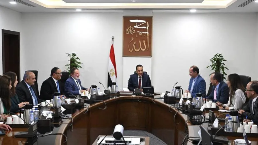 رئيس الوزراء يراقب جهود تقليص الدين العام بالنسبة للناتج المحلي بمشاركة محافظ البنك المركزي رئيس الوزراء يراقب جهود تقليص الدين العام بالنسبة للناتج المحلي بمشاركة محافظ البنك المركزي