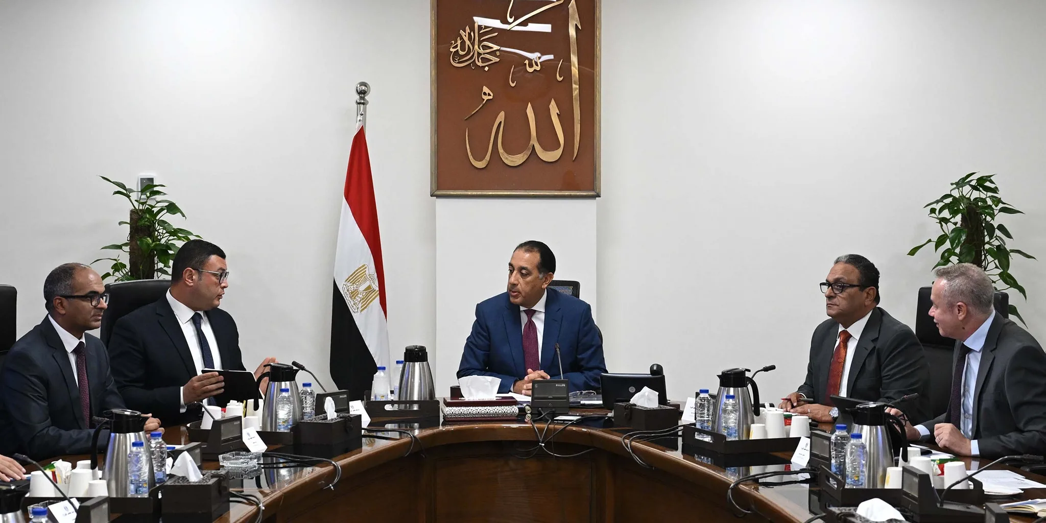رئيس الوزراء يراقب خطوات تنفيذ الاستراتيجية لتحلية مياه البحر