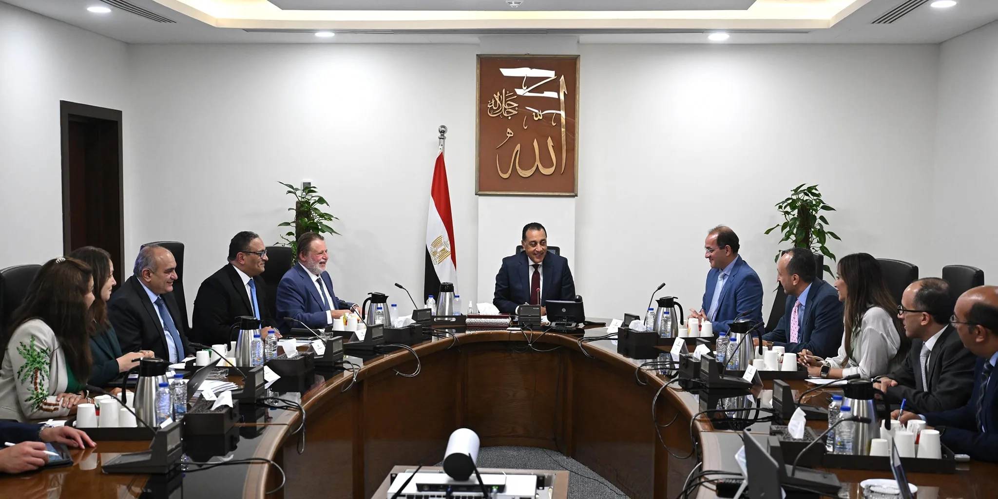 رئيس الوزراء يراقب مساعي تقليص الدين العام بنسبة من الناتج المحلي رئيس الوزراء يراقب مساعي تقليص الدين العام بنسبة من الناتج المحلي