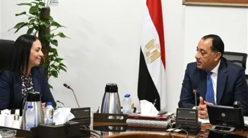 رئيس الوزراء يعقد اجتماعاً مع وزيرة التضامن الاجتماعي لمناقشة قضايا الوزارة.