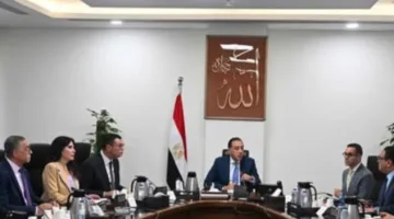 رئيس الوزراء يقدم مسودة مشروع قانون المناطق المالية والتجارية المركزية