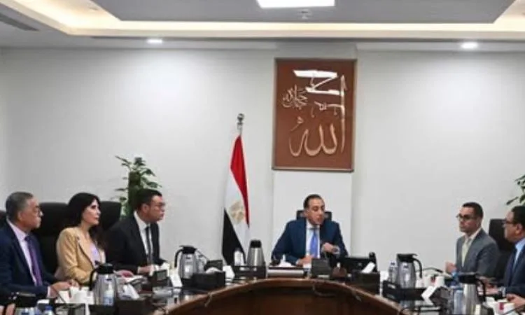 رئيس الوزراء يقدم مسودة مشروع قانون المناطق المالية والتجارية المركزية رئيس الوزراء يقدم مسودة مشروع قانون المناطق المالية والتجارية المركزية
