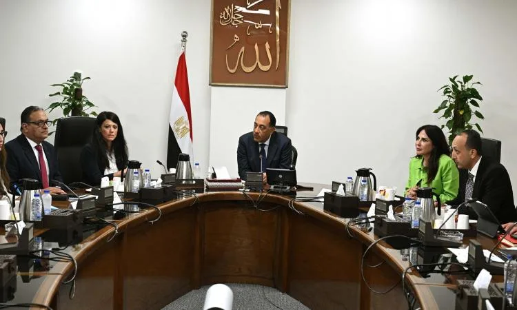 رئيس الوزراء يناقش تأسيس وحدة مركزية لرصد ومتابعة الشركات الحكومية. رئيس الوزراء يناقش تأسيس وحدة مركزية لرصد ومتابعة الشركات الحكومية.