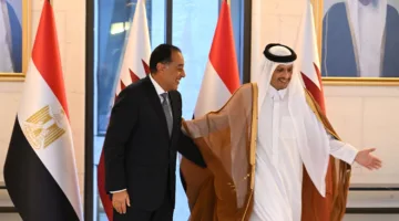 رئيس الوزراء يناقش مع نظيره القطري تعزيز الاستثمارات والتعاون المشترك.