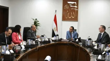 رئيس الوزراء يناقش مع وزيري الكهرباء والبترول جهود تأمين احتياجات الوقود للمحطات.