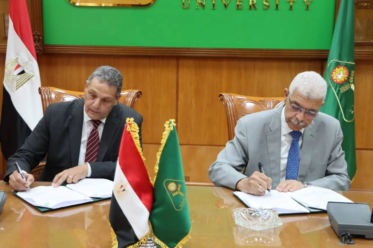 رئيس جامعة المنوفية يبرم اتفاقية تعاون لتعزيز المستشفيات والمراكز الطبية في إطار قطاع الحماية المجتمعية بوزارة الداخلية رئيس جامعة المنوفية يبرم اتفاقية تعاون لتعزيز المستشفيات والمراكز الطبية في إطار قطاع الحماية المجتمعية بوزارة الداخلية