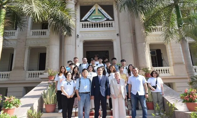 رئيس جامعة بنها يرحب بطلاب البرنامج الصيفي من جامعة وسط الصين رئيس جامعة بنها يرحب بطلاب البرنامج الصيفي من جامعة وسط الصين