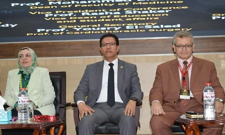 رئيس جامعة بنها يشارك في المؤتمر الثالث لطلاب كلية الطب البشري