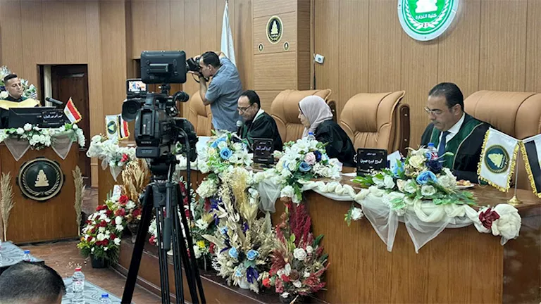 رئيس لجنة الشباب في مجلس النواب يشارك عضو لجنة الحكم في مناقشة رسالة الماجستير. رئيس لجنة الشباب في مجلس النواب يشارك عضو لجنة الحكم في مناقشة رسالة الماجستير.