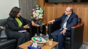 رئيس هيئة الأدوية يناقش مع السفيرة المصرية في زيمبابوي سُبل التعاون في القطاع الدوائي الإفريقي