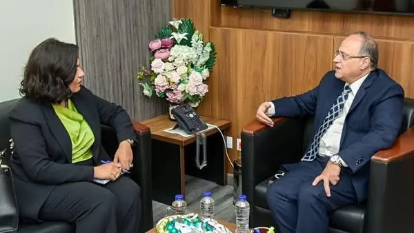 رئيس هيئة الدواء المصرية يلتقي سفيرة مصر في زيمبابوي لبحث سبل التعاون في مجال الأدوية في إفريقيا