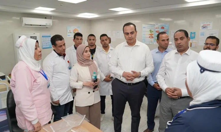 رئيس هيئة الرعاية الصحية يزور عيادات طب الأسرة وطب الأسنان في القنطرة بالإسماعيلية