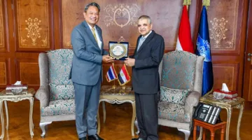 رئيس هيئة قناة السويس يتناول سبل التعاون مع السفير التايلاندي في مجال الخدمات البحرية والسياحة.