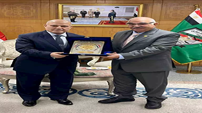رئيسا النيابة الإدارية والنيابة العامة يؤكدان تعزيز التعاون القضائي والشراكة الفعالة.