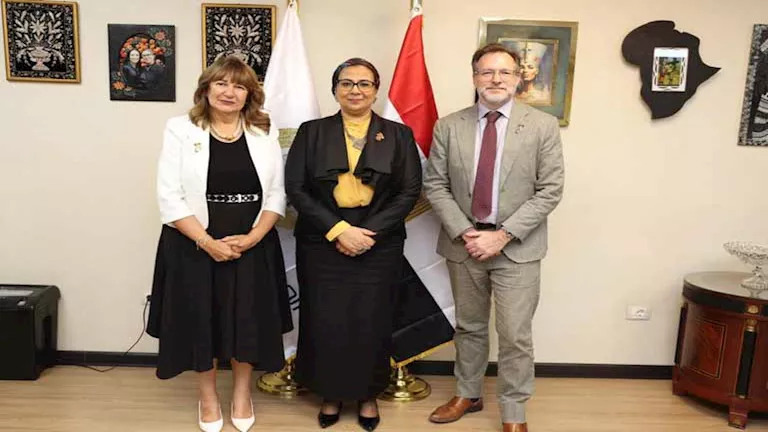 رئيسة المجلس القومي للمرأة تتباحث مع السفير الكندي حول تعزيز العلاقات الثنائية رئيسة المجلس القومي للمرأة تتباحث مع السفير الكندي حول تعزيز العلاقات الثنائية
