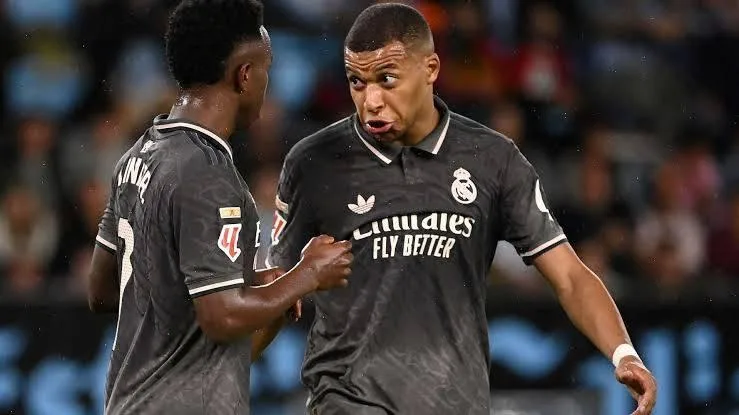 راتب مبابي يثير أزمة جديدة في ريال مدريد.. فينيسيوس يطالب بالمساواة راتب مبابي يثير أزمة جديدة في ريال مدريد.. فينيسيوس يطالب بالمساواة