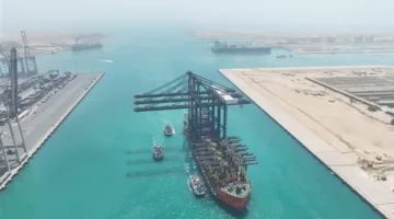رصيف محطة هاتشيسون بالسخنة يستقبل سفينة الرافعات ZHEN HUA 36
