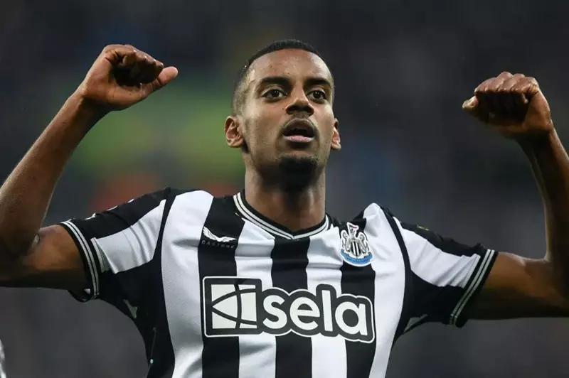 رغم العرض الجذاب من الهلال، إيزاك يصر على الانتقال إلى ليفربول فقط. رغم العرض الجذاب من الهلال، إيزاك يصر على الانتقال إلى ليفربول فقط.