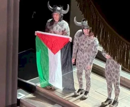 رفع العلم الفلسطيني في دار الأوبرا الملكية يثير جدلاً واسعاً رفع العلم الفلسطيني في دار الأوبرا الملكية يثير جدلاً واسعاً