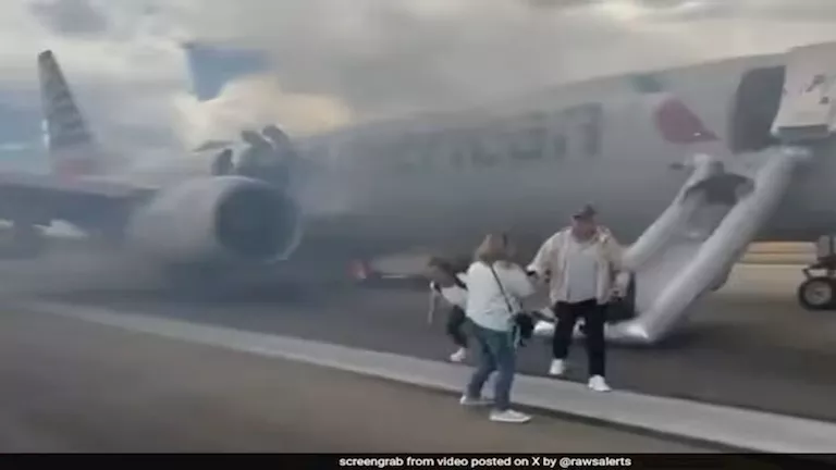 ركاب يغادرون طائرة بسبب تصاعد الدخان في مطار دنفر الأمريكي ركاب يغادرون طائرة بسبب تصاعد الدخان في مطار دنفر الأمريكي