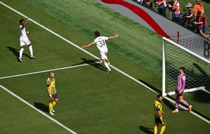 ريال مدريد يتخطى بوروسيا ويتأهل لربع نهائي كأس العالم للأندية بثلاثة أهداف. ريال مدريد يتخطى بوروسيا ويتأهل لربع نهائي كأس العالم للأندية بثلاثة أهداف.