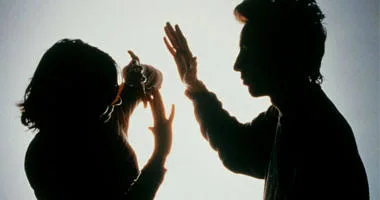 زوج تونسي يremove عيني زوجته “كفارة” من أجل كنز مزعوم