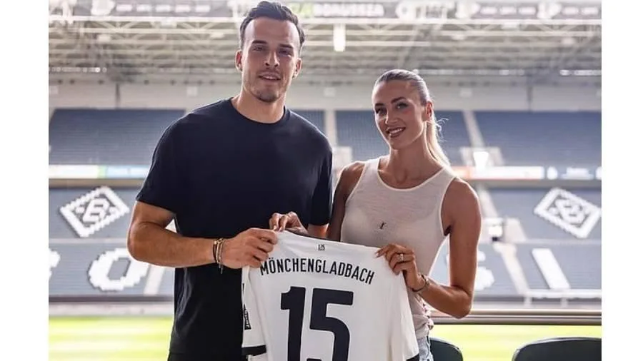 زوجة لاعب تكشف الجوانب الإنسانية في الانتقالات من خلال نشر رسائلها مع زوجها