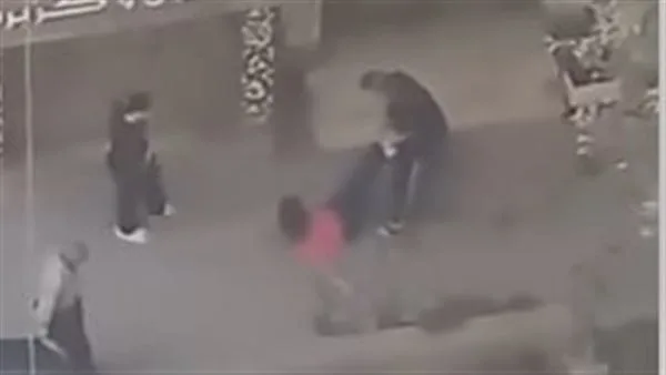اعتقال زوج بعد سحب زوجته في الشارع بعين شمس