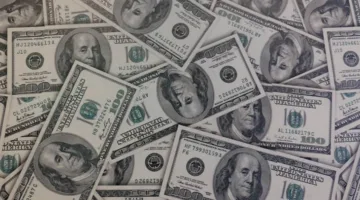 زيادة الطلب على الدولار كملاذ آمن نتيجة التهديدات بفرض رسوم جمركية إضافية