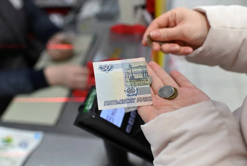 زيادة قيمة الروبل بنسبة 45% منذ بداية العام تضع الاقتصاد الروسي في موقف صعب على الرغم من تفوقه العالمي. زيادة قيمة الروبل بنسبة 45% منذ بداية العام تضع الاقتصاد الروسي في موقف صعب على الرغم من تفوقه العالمي.