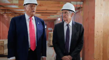 زيارة ترامب غير المعتادة لمقر الاحتياطي الفيدرالي تزيد من حدة التوترات بشأن السياسات النقدية