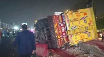 سائق التريلا المسبب لحادث دائري المعادي يعتدي على 6 سيارات خاصة والقبض عليه.