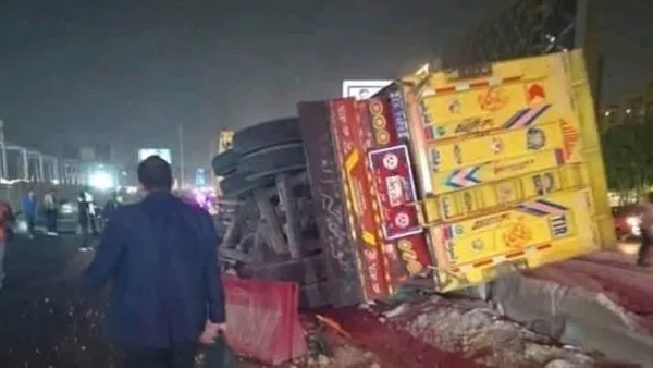 سائق التريلا المسبب لحادث دائري المعادي يعتدي على 6 سيارات خاصة والقبض عليه.