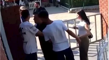 سائق تركي يتعرض للإصابة أثناء تضامنه مع سياح عرب في شجار مع أتراك