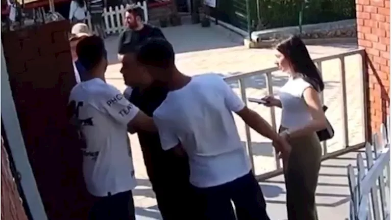 سائق تركي يتعرض للإصابة أثناء تضامنه مع سياح عرب في شجار مع أتراك
