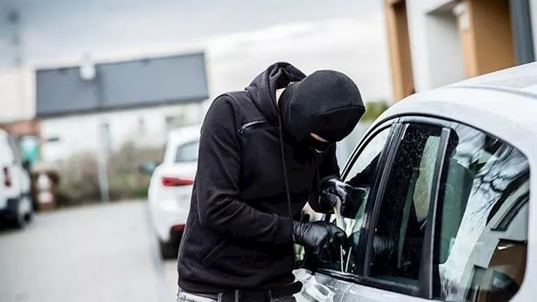سرقة وتخريب سيارات خلال حفل زفاف في الأقصر سرقة وتخريب سيارات خلال حفل زفاف في الأقصر