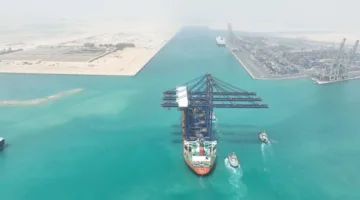 رصيف محطة هاتشيسون 1 في ميناء السخنة يستقبل السفينة ZHEN HUA 36 المخصصة لنقل الرافعات الثقيلة