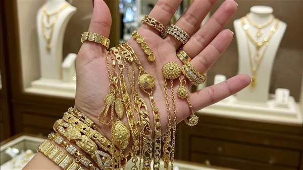 سعر الذهب في محلات المجوهرات بعد الزيادة الأخيرة، وعيار 21 يصل إلى 4650 جنيهًا.