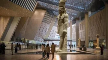 سفير مصر في ألمانيا يزور معرض المتحف المصري الكبير في برلين